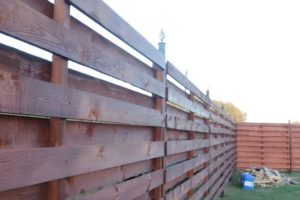 Деревянный забор на металлических столбах своими руками: пошаговая инструкция + фото