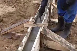 Деревянный забор на металлических столбах своими руками: пошаговая инструкция + фото