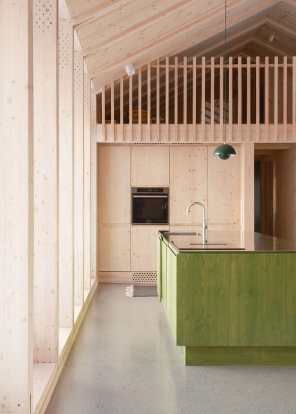 Скандинавская деревянная хижина в дикой природе Скандинавская деревянная хижина в дикой природе