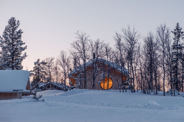 Скандинавская деревянная хижина в дикой природе Скандинавская деревянная хижина в дикой природе