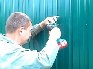 Как построить забор из профлиста своими руками: пошаговая инструкция и важные нюансы