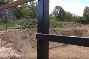 Деревянный забор на металлических столбах своими руками: пошаговая инструкция + фото