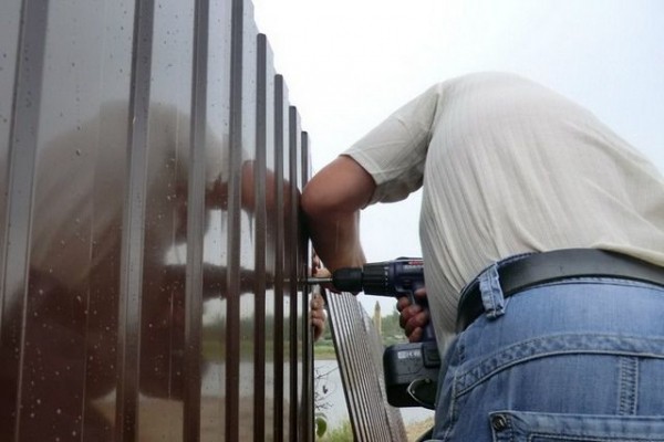 Как построить забор из профлиста своими руками: пошаговая инструкция и важные нюансы