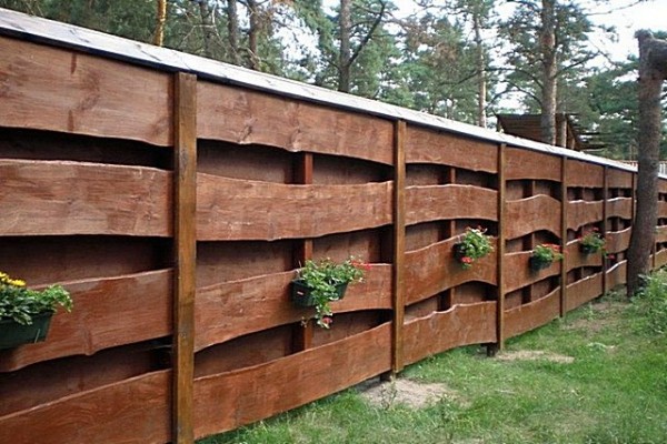 Деревянный забор на металлических столбах своими руками: пошаговая инструкция + фото