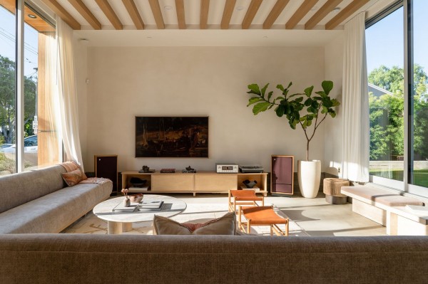 Дом с изогнутыми архитектурными элементами Дом с изогнутыми архитектурными элементами