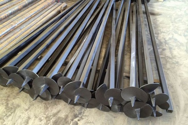 Деревянный забор на металлических столбах своими руками: пошаговая инструкция + фото