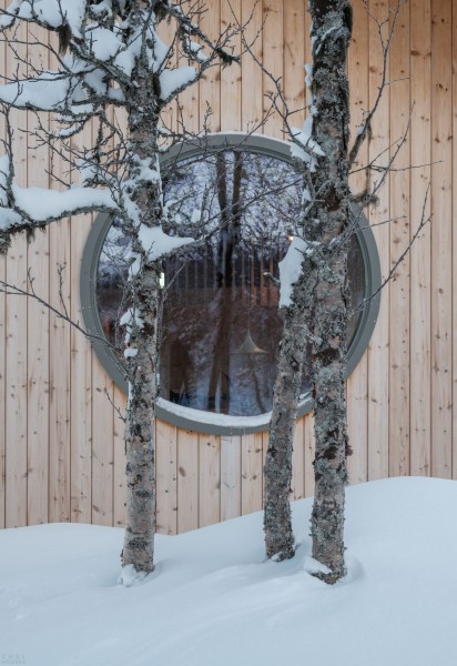 Скандинавская деревянная хижина в дикой природе Скандинавская деревянная хижина в дикой природе