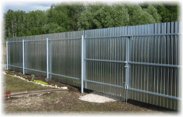 Металлический забор из профлиста и штакетника своими руками: пошаговая инструкция