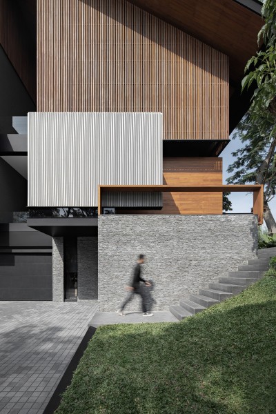 Семейный дом с современным тропическим дизайном