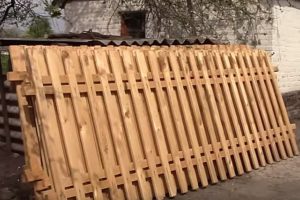 Деревянный забор на металлических столбах своими руками: пошаговая инструкция + фото