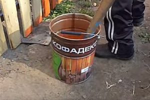 Деревянный забор на металлических столбах своими руками: пошаговая инструкция + фото