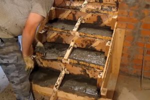 Бетонная лестница своими руками: с какими трудностями придется столкнуться, расчет и пошаговый процесс Бетонная лестница своими руками: с какими трудностями придется столкнуться, расчет и пошаговый процесс