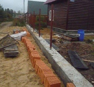 Кирпичные столбы для забора своими руками: пошаговая инструкция Кирпичные столбы для забора своими руками: пошаговая инструкция