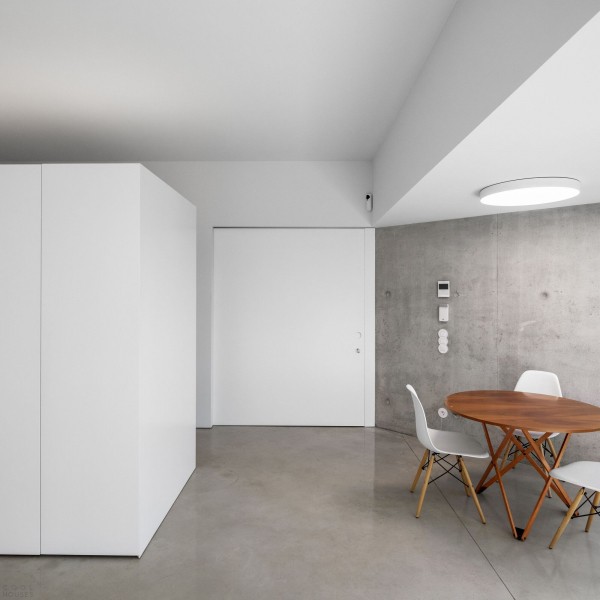 Минималистичный бетонный дом с внутренним двором Минималистичный бетонный дом с внутренним двором