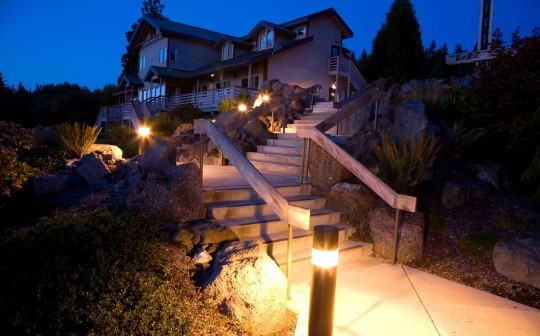 Как грамотно выполнить освещение на участке загородного дома