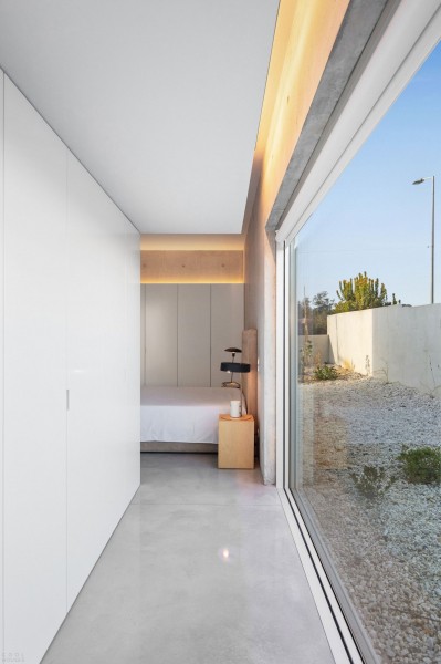 Минималистичный бетонный дом с внутренним двором Минималистичный бетонный дом с внутренним двором