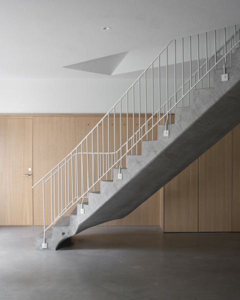 Скульптурная бетонная вилла в суровом рельефе Скульптурная бетонная вилла в суровом рельефе