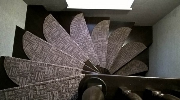 Накладки на ступени лестницы из ковролина: особенности выбора