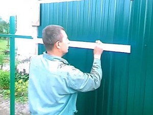 Как построить забор из профлиста своими руками: пошаговая инструкция и важные нюансы