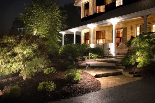 Как грамотно выполнить освещение на участке загородного дома