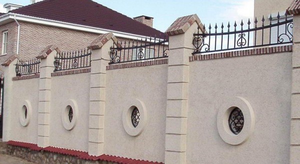 Столбы и забор из кирпича своими руками: пошаговая инструкция