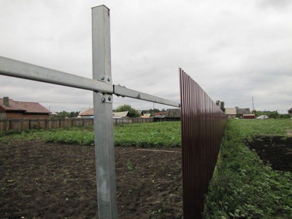 Как построить забор из профлиста своими руками: пошаговая инструкция и важные нюансы