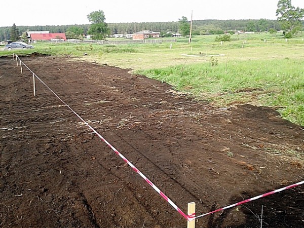 Деревянный забор на металлических столбах своими руками: пошаговая инструкция + фото