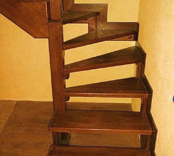 Забежная лестница своими руками: схемы + пошаговая инструкция с фото Забежная лестница своими руками: схемы + пошаговая инструкция с фото