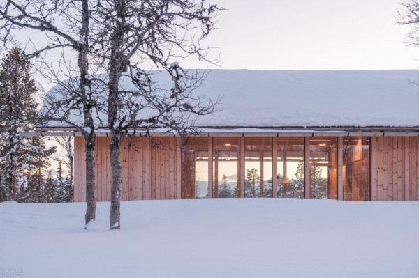 Скандинавская деревянная хижина в дикой природе Скандинавская деревянная хижина в дикой природе