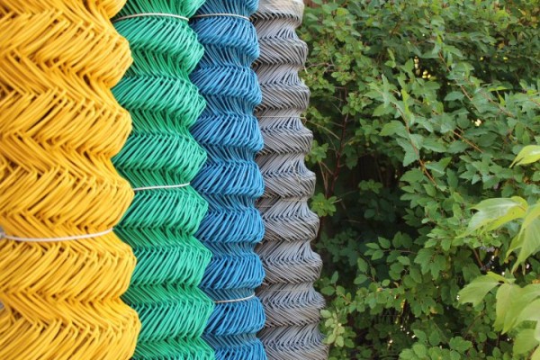 Забор из рабицы своими руками: пошаговый процесс изготовления и монтажа Забор из рабицы своими руками: пошаговый процесс изготовления и монтажа