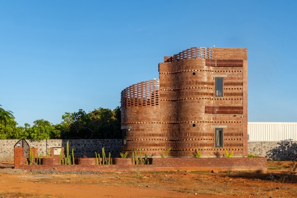 Брутальный гостевой дом с модернистской эстетикой