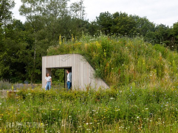





Современный дом-землянка с минималистичным интерьером



