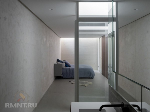 





Современный дом-землянка с минималистичным интерьером



