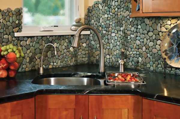 Какие бывают фартуки для кухни: ТОП-11 лучших вариантов, советы по выбору, особенности и уход