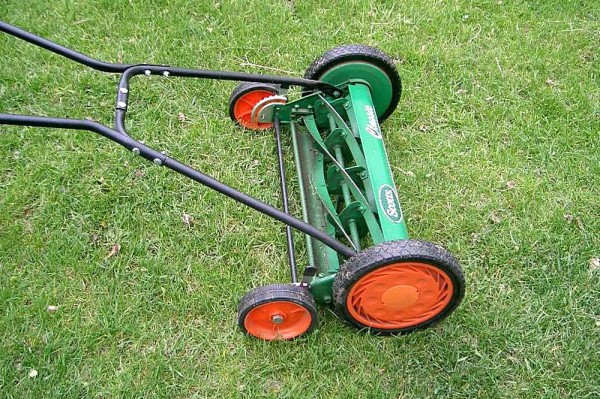 Механические газонокосилки: какая лучше, как ее выбирают и рейтинг популярных моделей ТОП-10 Механические газонокосилки: какая лучше, как ее выбирают и рейтинг популярных моделей ТОП-10