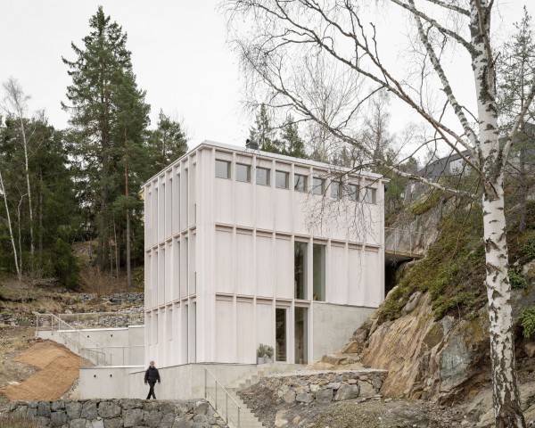 Деревянная резиденция, встроенная в скалистый склон Деревянная резиденция, встроенная в скалистый склон