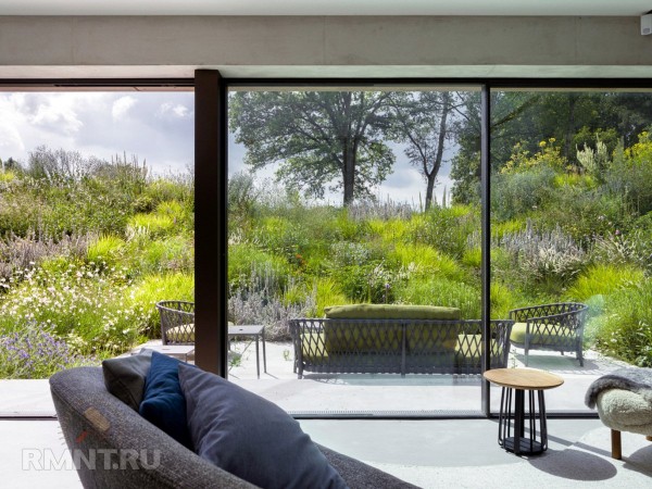 





Современный дом-землянка с минималистичным интерьером



