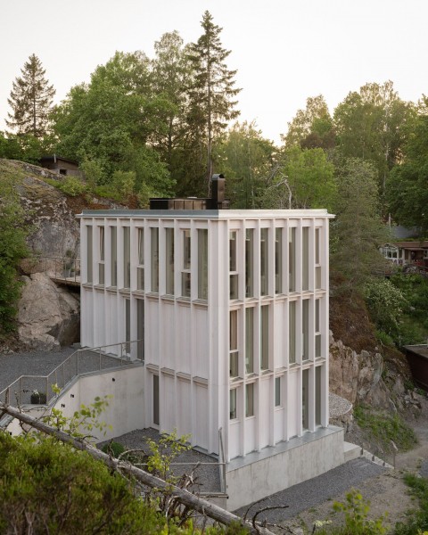 Деревянная резиденция, встроенная в скалистый склон Деревянная резиденция, встроенная в скалистый склон