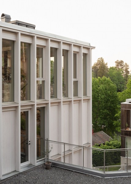 Деревянная резиденция, встроенная в скалистый склон Деревянная резиденция, встроенная в скалистый склон