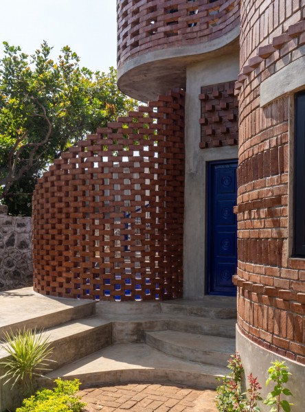 Брутальный гостевой дом с модернистской эстетикой