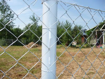 Забор из рабицы своими руками: пошаговый процесс изготовления и монтажа Забор из рабицы своими руками: пошаговый процесс изготовления и монтажа