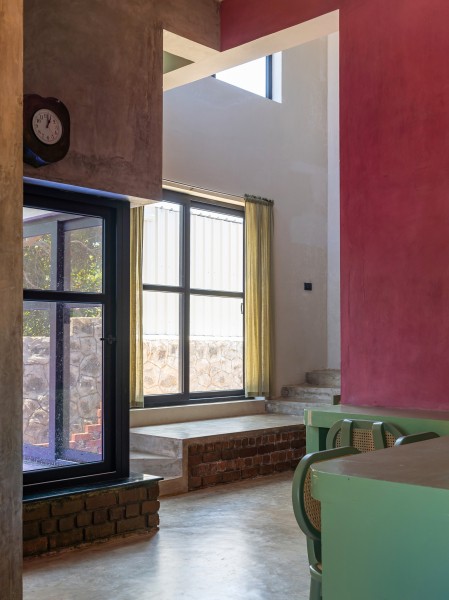 Брутальный гостевой дом с модернистской эстетикой