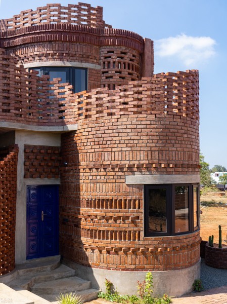 Брутальный гостевой дом с модернистской эстетикой