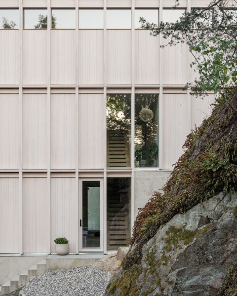 Деревянная резиденция, встроенная в скалистый склон Деревянная резиденция, встроенная в скалистый склон