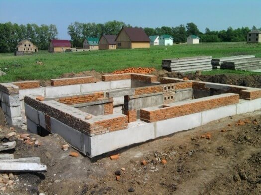 Какой бывает фундамент для дома: типы оснований, области применения