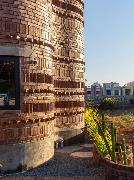 Брутальный гостевой дом с модернистской эстетикой