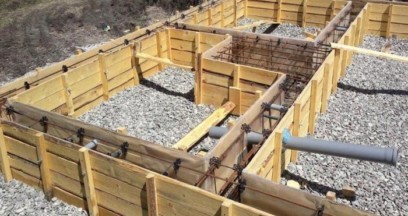 Какой бывает фундамент для дома: типы оснований, области применения