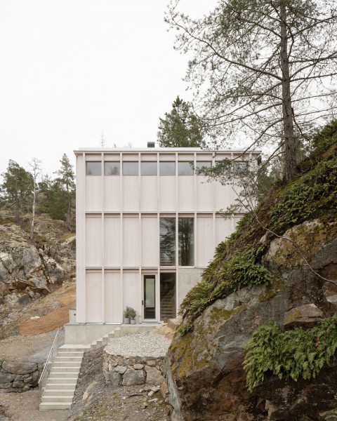 Деревянная резиденция, встроенная в скалистый склон Деревянная резиденция, встроенная в скалистый склон