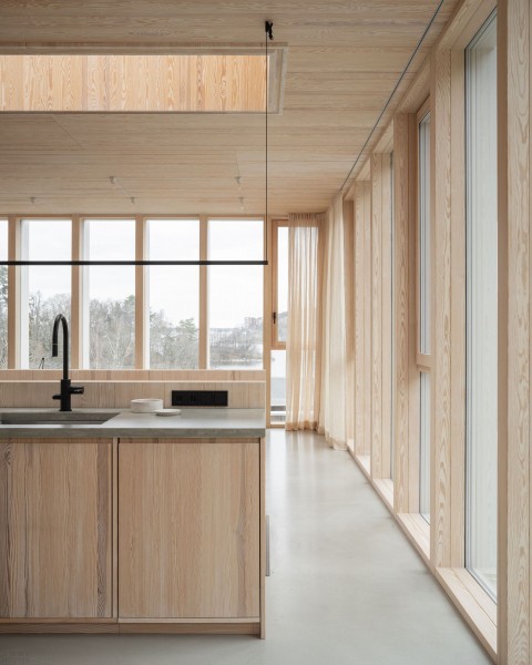 Деревянная резиденция, встроенная в скалистый склон Деревянная резиденция, встроенная в скалистый склон