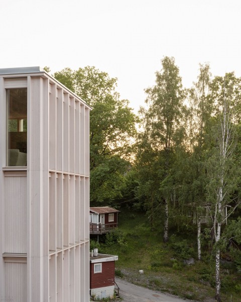 Деревянная резиденция, встроенная в скалистый склон Деревянная резиденция, встроенная в скалистый склон